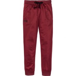 Spodnie sportowe trykotowe bonprix ciemnoczerwony. Czerwone spodnie sportowe męskie bonprix, z nadrukiem. Za 59.99 zł.