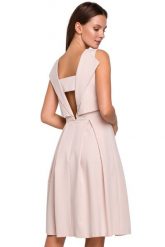 Elegancka rozkloszowana sukienka z dekoltem na plecach beż. Sukienki damskie Sukienki.shop, do pracy, l, bez wzorów, biznesowe, bez kołnierzyka, bez ramiączek, midi, rozkloszowane. W wyprzedaży za 237.00 zł.