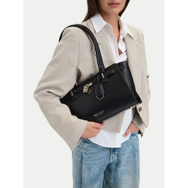 Torebka Nine West. Czarne torebki do ręki damskie Nine West, bez wzorów, klasyczne, bez dodatków. Za 279.99 zł.