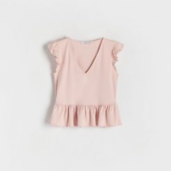 T-shirt regular z falbankami - pastelowy róż. Czerwone t-shirty damskie Reserved, l, bez wzorów, z dzianiny, bez kołnierzyka. W wyprzedaży za 19.99 zł.