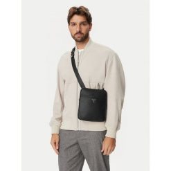 Saszetka Guess. Czarne saszetki męskie Guess, młodzieżowe, małe. Za 291.99 zł.