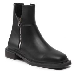 Botki DeeZee. Czarne botki damskie DeeZee, bez obcasa, na płaskiej podeszwie, bez zapięcia. Za 179.99 zł.