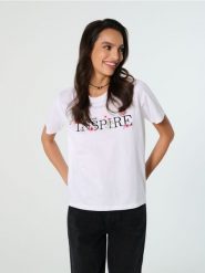 Bawełniana koszulka z haftowanym napisem - biały. Białe t-shirty damskie Sinsay, l, bez wzorów, z bawełny, bez kołnierzyka. W wyprzedaży za 19.99 zł.