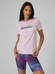 4F T-shirt regular z nadrukiem damski - różowy XS. Czerwone t-shirty damskie 4f, xs, bez wzorów, z bawełny, klasyczne, bez kołnierzyka. Za 59.99 zł.