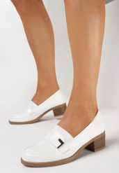 Białe Wsuwane Półbuty na Niskim Słupku z Metalową Ozdobą Orielia. Białe półbuty damskie Born2be, z aplikacjami, bez obcasa, na obcasie, bez zapięcia. Za 59.99 zł.