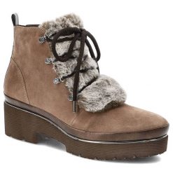 Botki damskie Tamaris, z miękkiej skóry zamszowej z ocieplanym wykończeniem i sznurowaniem na metalowych haczykach oraz grubą podeszwą, taupe, 1-2626. Brązowe botki damskie Tamaris, z futra, bez obcasa, bez zapięcia. Za 339.00 zł.