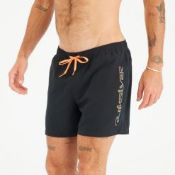 Spodenki surfingowe męskie Quiksilver Behind Waves krótkie 15". Czerwone kąpielówki męskie Quiksilver, m, bez wzorów, z poliesteru. W wyprzedaży za 89.99 zł.