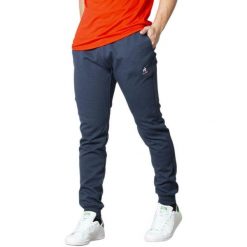 Spodnie Le Coq Sportif Ess Regular M Niebieskie Dorosłych. Niebieskie spodnie sportowe męskie le coq sportif, m, bez wzorów, z bawełny, na fitness i siłownię. Za 249.45 zł.