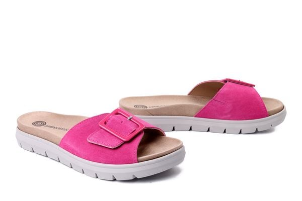 DR. BRINKMANN 700998-43 pink, klapki damskie. Czerwone klapki damskie Dr. Brinkmann, bez wzorów, ze skóry, bez obcasa. Za 263.42 zł.