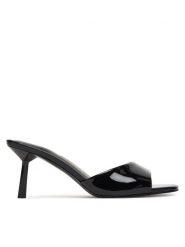 Guess Klapki FLPCAI PAF03 Czarny. Czarne klapki damskie Guess, z aplikacjami, ze skóry, bez obcasa. Za 549.99 zł.