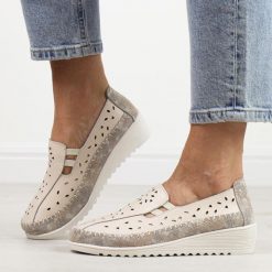 Beżowe przewiewne skórzane półbuty damskie na koturnie T.Sokolski W26-275. Brązowe półbuty damskie Sokolski, na jesień, w ażurowe wzory, ze skóry, klasyczne, bez obcasa, na koturnie, bez zapięcia. W wyprzedaży za 161.10 zł.