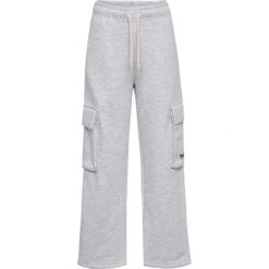 Dziewczęce spodnie dresowe cargo Hummel Loose. Szare spodnie sportowe dla dziewczynek Hummel, bez wzorów, z dresówki, do biegania. Za 243.00 zł.