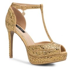 Sandały Nine West. Żółte klapki damskie Nine West, bez wzorów, bez obcasa, na szpilce, bez zapięcia. Za 149.99 zł.