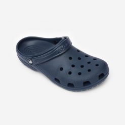 Klapki Crocs Classic. Niebieskie klapki damskie Crocs, bez wzorów, sportowe, bez obcasa. Za 239.99 zł.