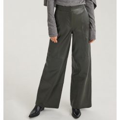 Skórzane spodnie z wysokim stanem ReDesign - Khaki. Spodnie materiałowe damskie marki Reserved. Za 599.99 zł.