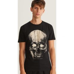 T-shirt z nadrukiem - Czarny. Czarne t-shirty męskie Reserved, z nadrukiem. Za 39.99 zł.