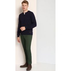 SWETER DŁUGI RĘKAW MĘSKI Z GUZIKIEM. Swetry przez głowę męskie TOP SECRET. W wyprzedaży za 39.99 zł.
