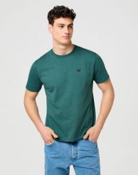 MĘSKA KOSZULKA WRANGLER SIGN OFF TEE BISTRO GREEN 112371479. Zielone t-shirty męskie Wrangler, l, bez wzorów, bez kołnierzyka. Za 79.99 zł.