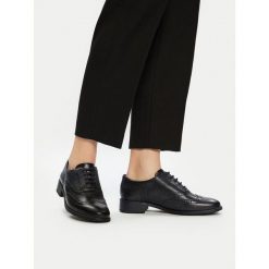 Półbuty Clarks. Czarne półbuty damskie Clarks, bez wzorów, bez obcasa, bez zapięcia. Za 349.99 zł.