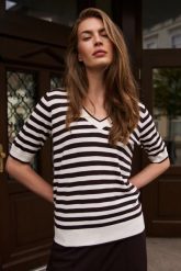 Lekki sweter w paski brązowy. Brązowe swetry damskie MOODO, l, bez wzorów, z poliamidu, bez kołnierzyka, bez ramiączek, bez kaptura. Za 89.99 zł.