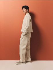 Spodnie straight z wiązaniem - złamana biel. Jeansy męskie Reserved, bez wzorów, z denimu. W wyprzedaży za 49.99 zł.