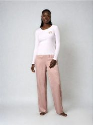 Piżama z długim rękawem i spodniami z lekkiej tkaniny Barbie - kremowy. Białe piżamy damskie Sinsay, l, bez wzorów, z tkaniny, bez ramiączek, długie. Za 79.99 zł.