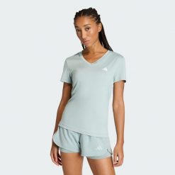 Koszulka Workout Essentials V-Neck. Zielone koszulki sportowe damskie Adidas, bez wzorów, na fitness i siłownię. Za 109.00 zł.