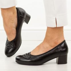 Czarne skórzane czółenka damskie Potocki 19412. Czarne czółenka damskie POTOCKI, bez wzorów, ze skóry, eleganckie, z okrągłym noskiem, bez obcasa, na obcasie, bez zapięcia. Za 219.00 zł.