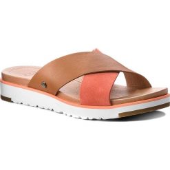 Klapki UGG - W Kari 1090383 W/Fcrl. Brązowe klapki damskie UGG, z materiału. W wyprzedaży za 279.00 zł.
