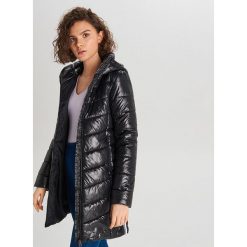 Pikowana kurtka z kapturem - Czarny. Czarne kurtki damskie Cropp, l, bez wzorów, z kapturem. Za 159.99 zł.