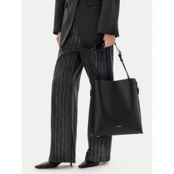 Torebka GINO ROSSI. Czarne torebki do ręki damskie Gino Rossi, bez wzorów, klasyczne, bez dodatków. Za 329.99 zł.