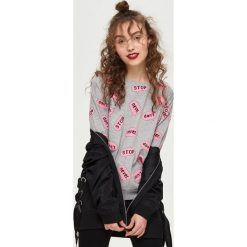 Bluza z nadrukiem - Jasny szar. Szare bluzy damskie Sinsay, z nadrukiem. Za 39.99 zł.