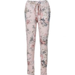 Spodnie dresowe z nadrukiem bonprix jasnoróżowy z nadrukiem. Bez kategorii marki bonprix. Za 59.99 zł.
