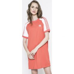 Adidas Originals - Sukienka. Różowe sukienki damskie adidas Originals, z aplikacjami, z dzianiny, casualowe, z okrągłym kołnierzem, z krótkim rękawem. W wyprzedaży za 199.90 zł.