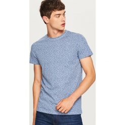 T-shirt we wzory - Niebieski. Niebieskie t-shirty męskie Reserved. W wyprzedaży za 24.99 zł.
