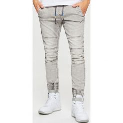 Jeansy SLIM JOGGER - Jasny szary. Jeansy męskie marki Cropp. W wyprzedaży za 99.99 zł.