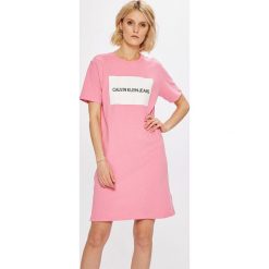 Calvin Klein Jeans - Sukienka. Różowe sukienki damskie Calvin Klein Jeans, z nadrukiem, z bawełny, casualowe, z okrągłym kołnierzem, z krótkim rękawem. W wyprzedaży za 219.90 zł.