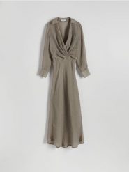 Sukienka z efektem gniecenia - jasnoszary. Szare sukienki damskie Reserved, l, bez wzorów, z lyocellu, klasyczne, bez kołnierzyka, bez ramiączek. W wyprzedaży za 79.99 zł.