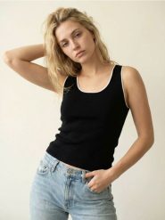 Bluzka na ramiączkach z wiskozą - czarny. Czarne bluzki damskie Sinsay, l, bez wzorów, z wiskozy, bez kołnierzyka, bez ramiączek. Za 29.99 zł.