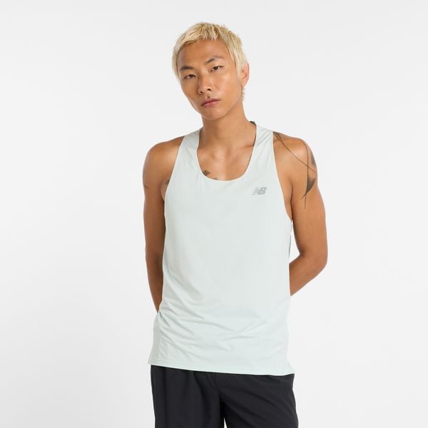 Koszulka męska New Balance MT43512CYS – zielona. Zielone koszulki sportowe męskie New Balance, m, bez wzorów, z materiału, bez kołnierzyka, bez ramiączek, do biegania. Za 149.99 zł.