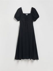 Sukienka z wiskozą i lnem - czarny. Czarne sukienki damskie Reserved, l, bez wzorów, z wiskozy, bez kołnierzyka, bez ramiączek, midi, rozkloszowane. Za 159.99 zł.