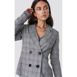Dilara x NA-KD Dwurzędowa marynarka w kratkę - Grey. Szare żakiety damskie Dilara x NA-KD, w kratkę. Za 242.95 zł.