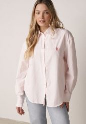 Różowa Koszula z Bawełną w Paski Ozdobiona Haftem Sercem Sewriva. Czerwone bluzki damskie Born2be, bez wzorów, z bawełny, klasyczne, bez kołnierzyka, bez ramiączek. Za 89.99 zł.