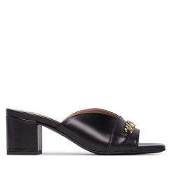 Klapki LOVE MOSCHINO. Czarne klapki damskie Love Moschino, bez wzorów, bez obcasa. Za 629.99 zł.