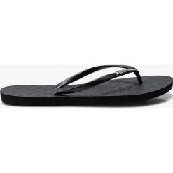 Roxy - Japonki. Czarne klapki damskie Roxy, bez wzorów, z materiału, bez obcasa, bez zapięcia. Za 59.90 zł.