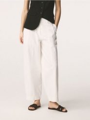Spodnie barrel leg - biały. Białe spodnie materiałowe damskie Reserved, l, bez wzorów, z bawełny. Za 259.99 zł.