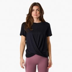 Koszulka treningowa damska Swedemount Core Wrap Soft Tee szybkoschnąca. Czarne koszulki sportowe damskie SWEDEMOUNT, bez wzorów, bez kołnierzyka, bez ramiączek, do biegania. Za 79.99 zł.