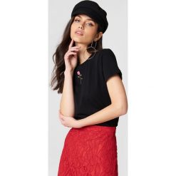 NA-KD T-shirt z haftowaną różą - Black. Czarne t-shirty damskie NA-KD, z haftami, z bawełny, z klasycznym kołnierzykiem. Za 40.95 zł.