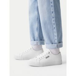 Tenisówki Guess. Białe trampki i tenisówki dziewczęce Guess, z aplikacjami, bez zapięcia. Za 169.99 zł.