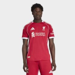 Koszulka podstawowa Liverpool FC 25/26 Authentic. Czerwone koszulki sportowe męskie Adidas, bez wzorów, bez kołnierzyka, bez ramiączek, do piłki nożnej. Za 649.00 zł.